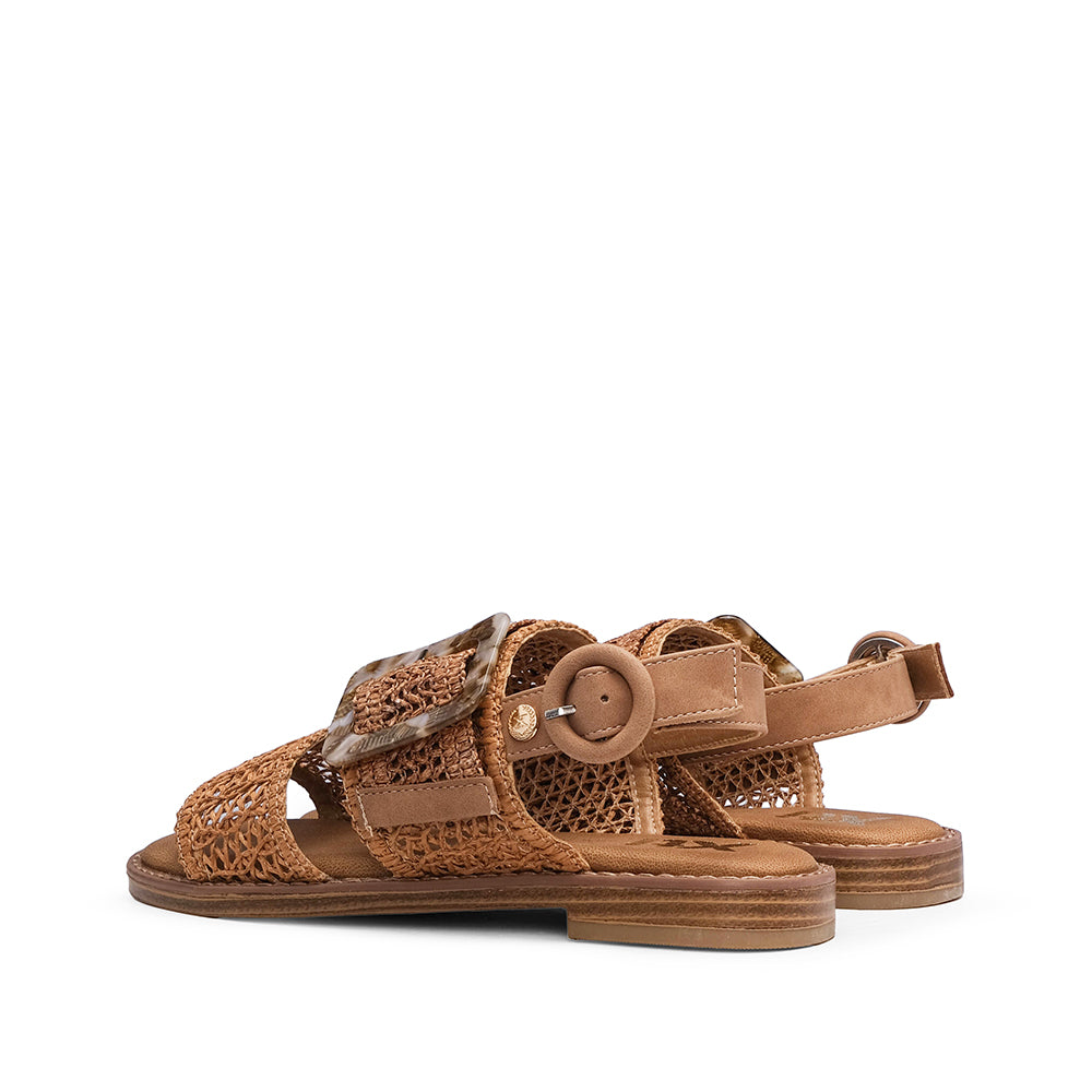 Sandalias planas de tacón color camel para mujer