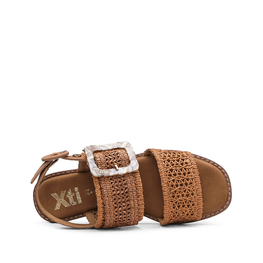 Sandalias planas de tacón color camel para mujer