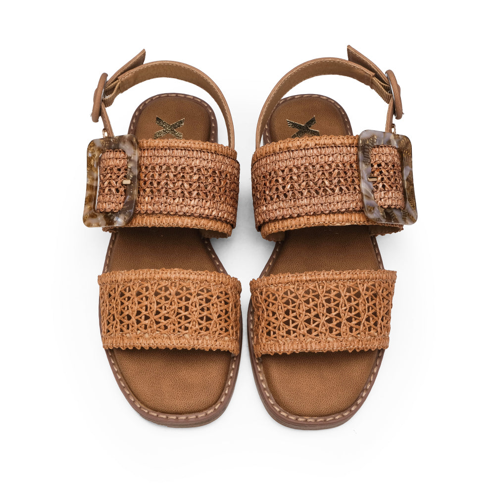 Sandalias planas de tacón color camel para mujer