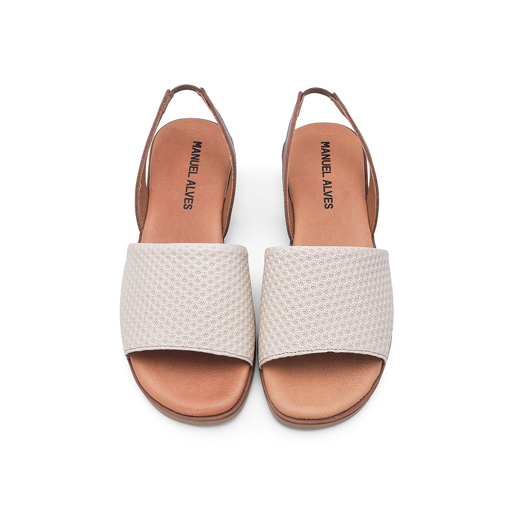 Sandalia de tacón plano para mujer con grabado en color topo