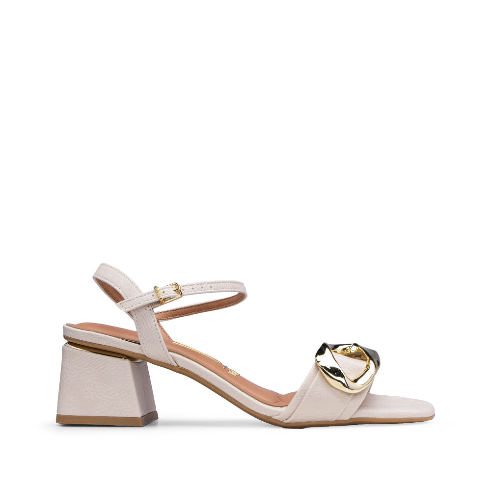 Sandalia beige de tacón medio para mujer