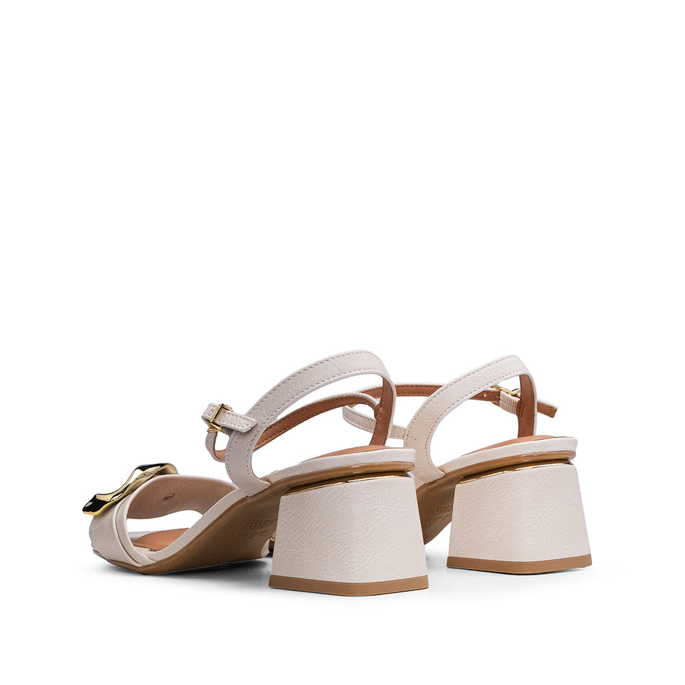 Sandalia beige de tacón medio para mujer