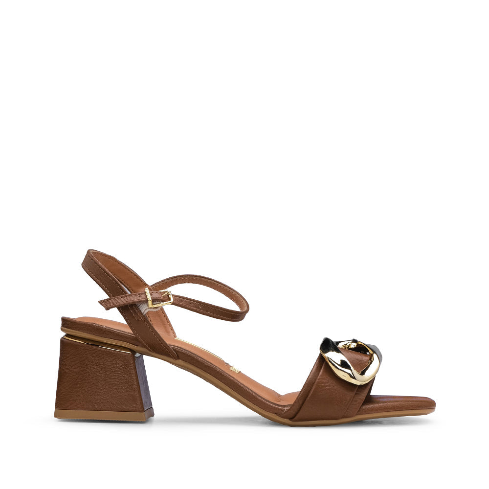 Sandalia de tacón medio color camel para mujer