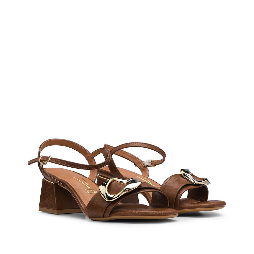 Sandalia de tacón medio color camel para mujer