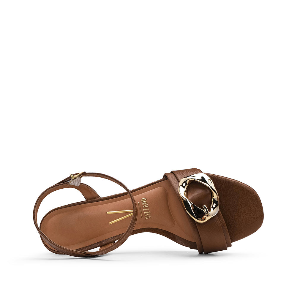 Sandalia de tacón medio color camel para mujer