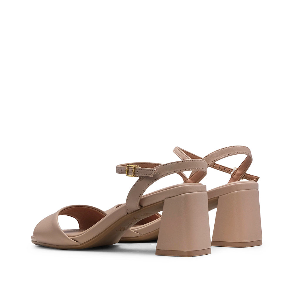 Sandalia beige de tacón medio para mujer