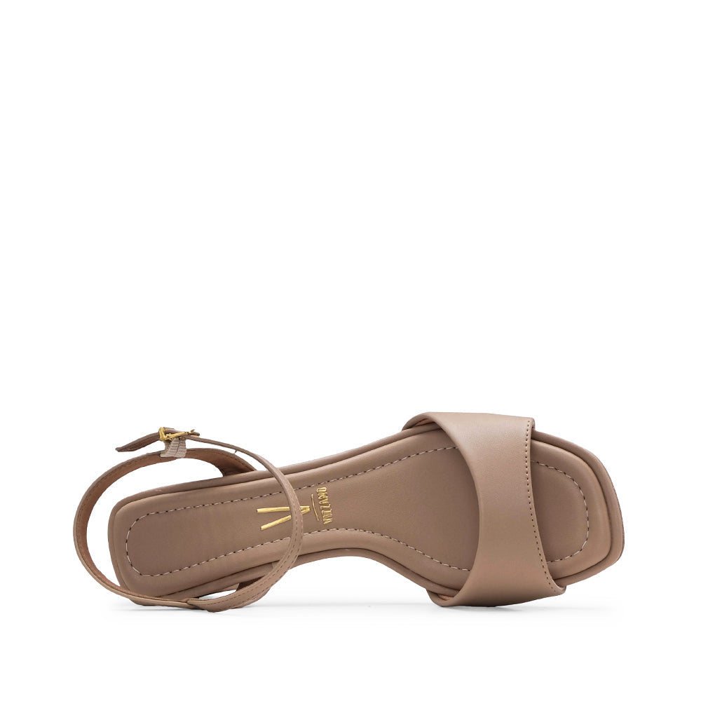 Sandalia beige de tacón medio para mujer