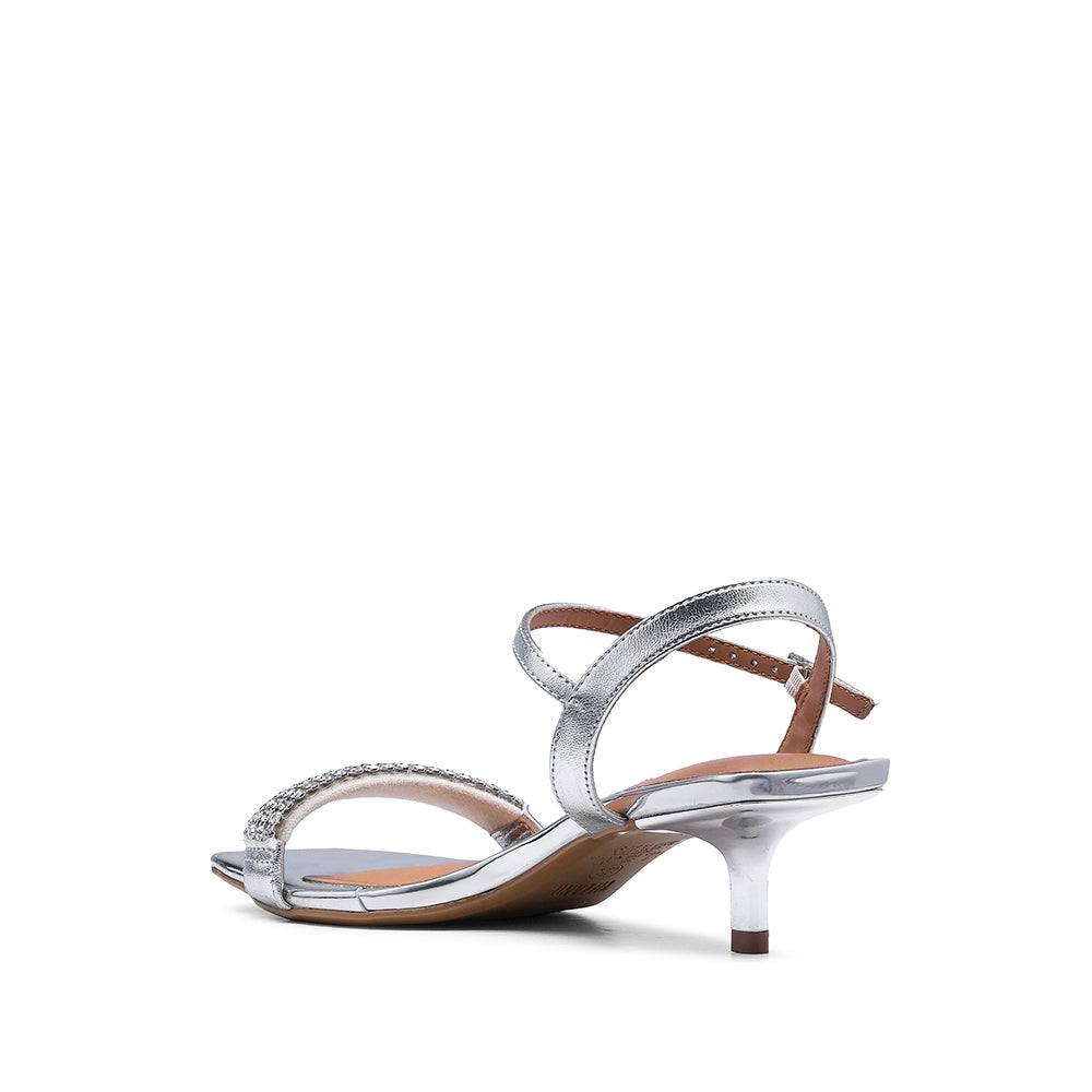 Sandalia de tacón medio para mujer color plata metalizada