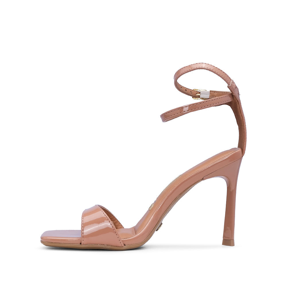Sandalia de tacón alto para mujer en charol color nude