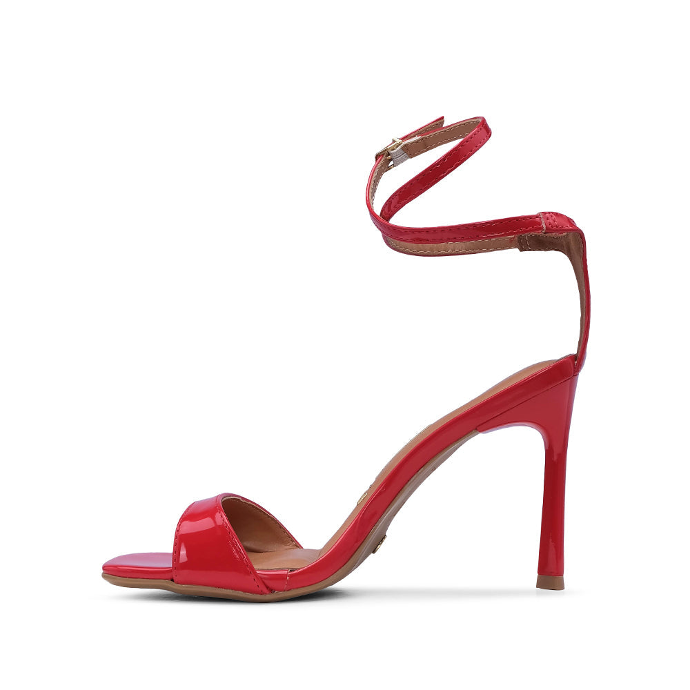 Sandalia de tacón alto de charol rojo para mujer