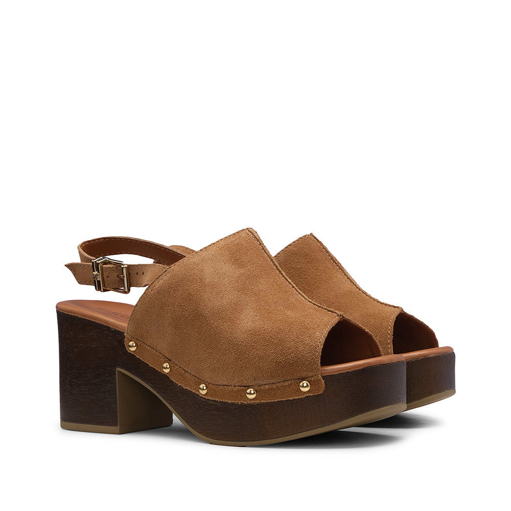 Sandalia de cuña de ante color camel para mujer