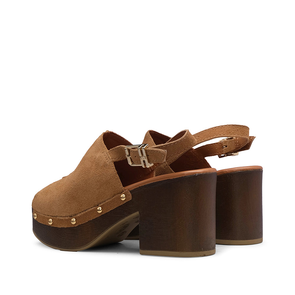 Sandalia de cuña de ante color camel para mujer