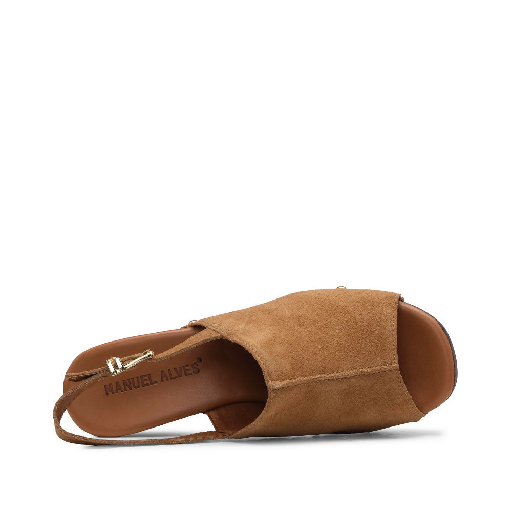 Sandalia de cuña de ante color camel para mujer