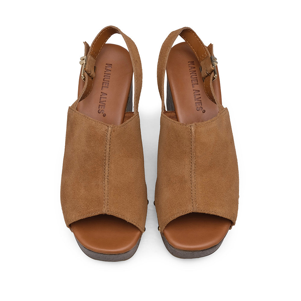 Sandalia de cuña de ante color camel para mujer