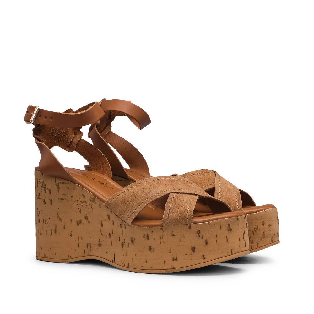 Sandalia de cuña de ante color camel para mujer