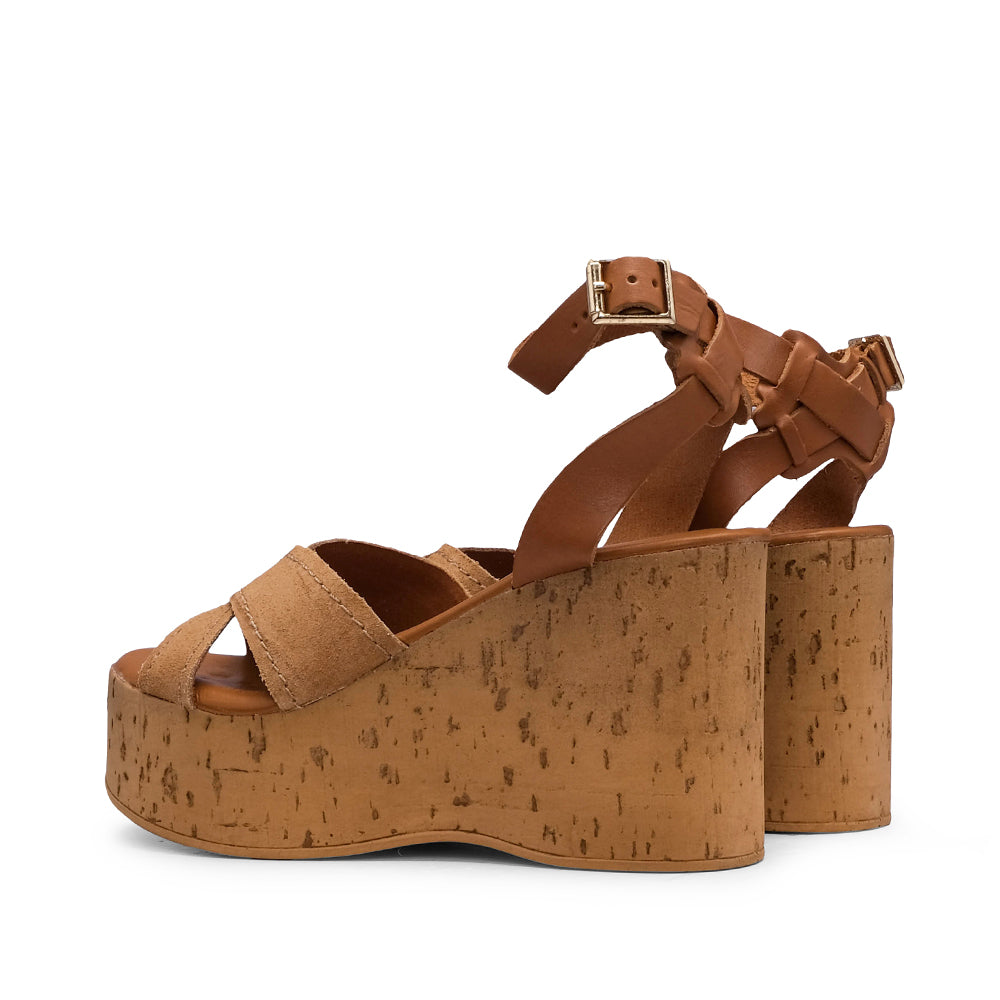 Sandalia de cuña de ante color camel para mujer