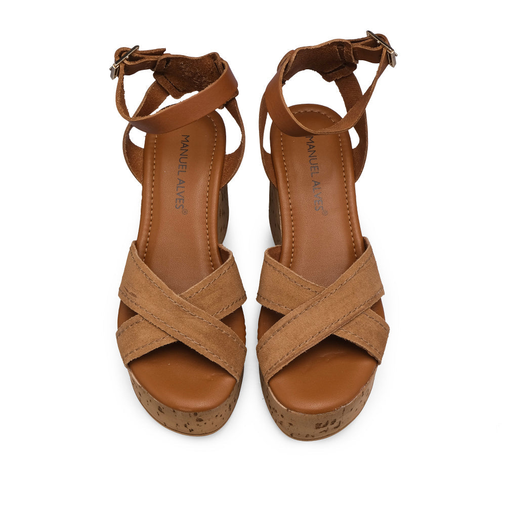 Sandalia de cuña de ante color camel para mujer