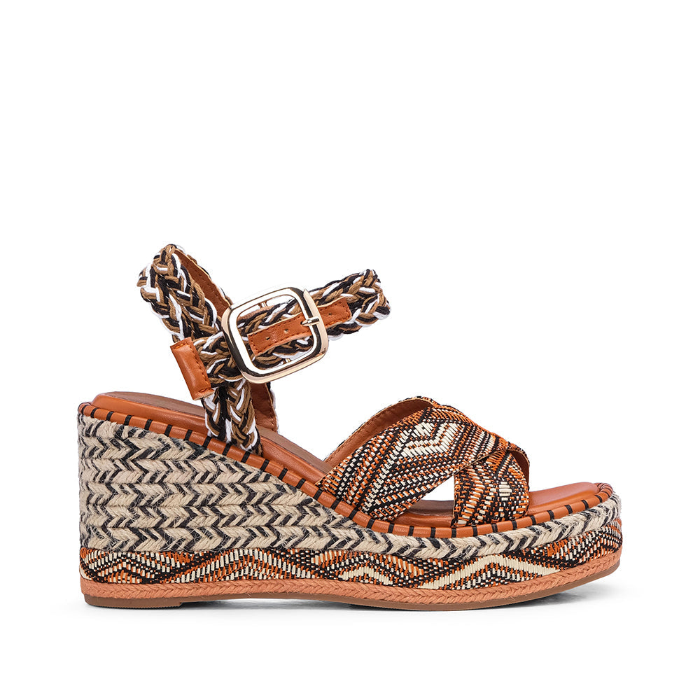 Sandalia con cuña de mujer color Camel