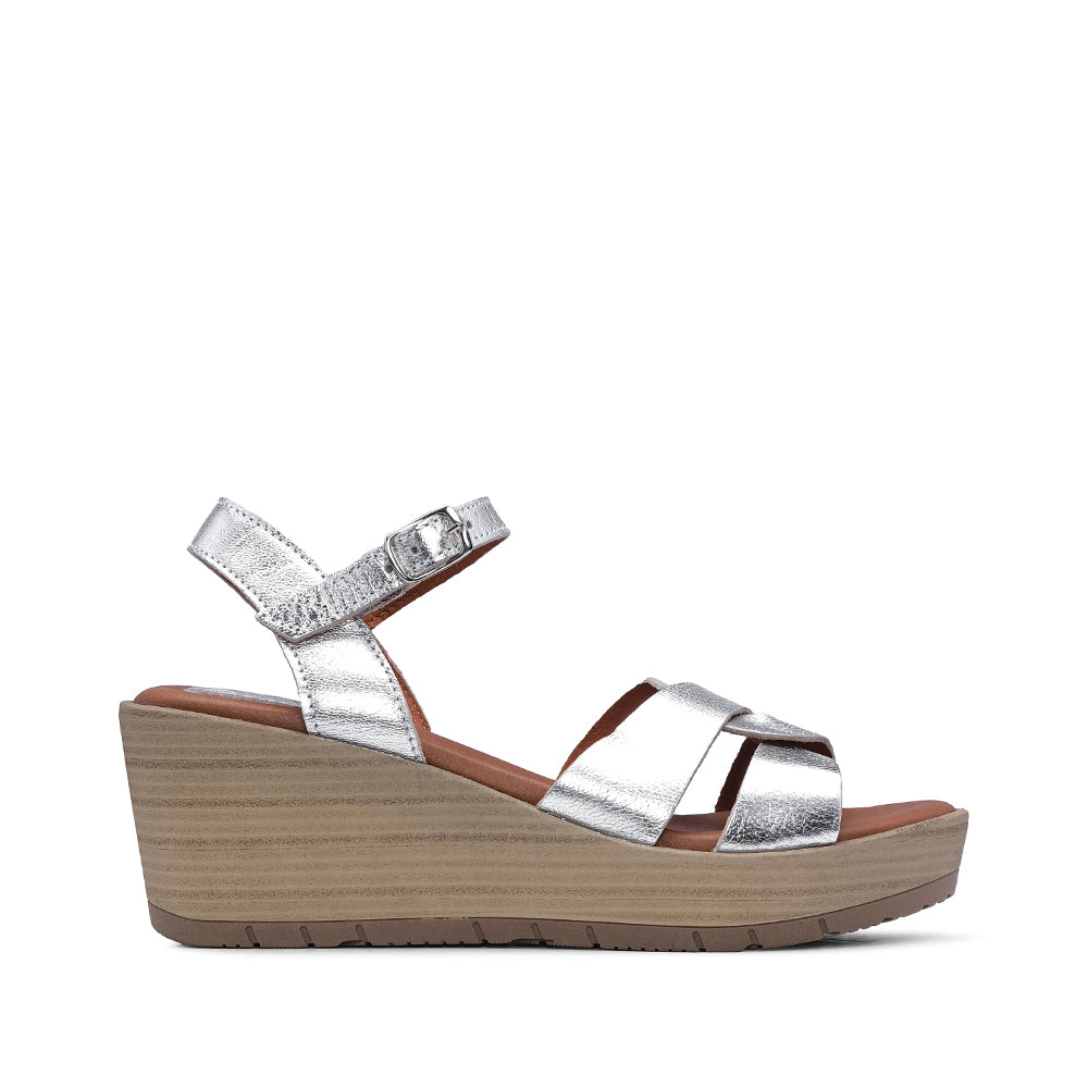 Sandalia de cuña para mujer en piel plateada