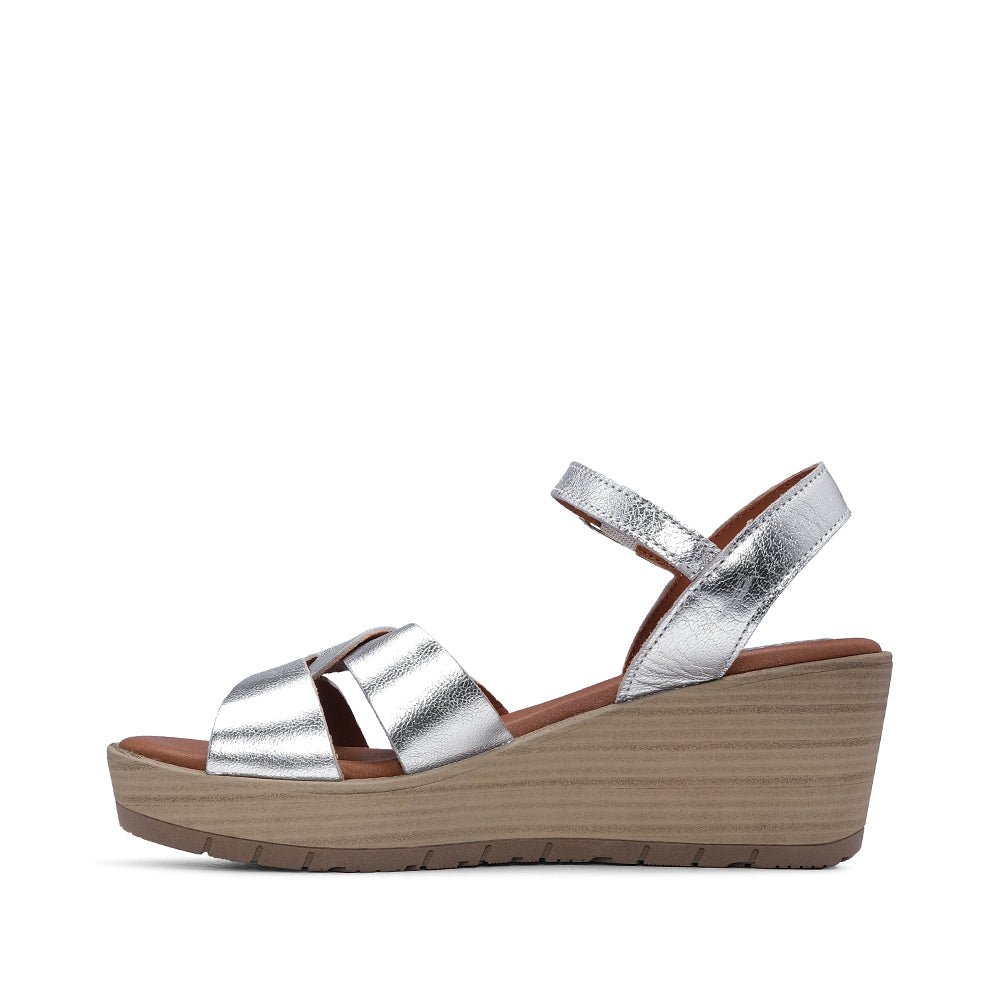 Sandalia de cuña para mujer en piel plateada