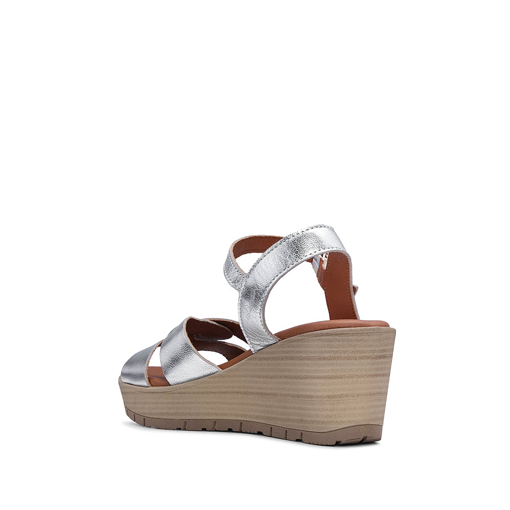 Sandalia de cuña para mujer en piel plateada