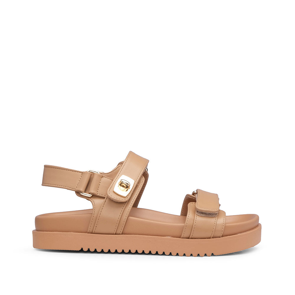 Sandalias planas de tacón color camel para mujer