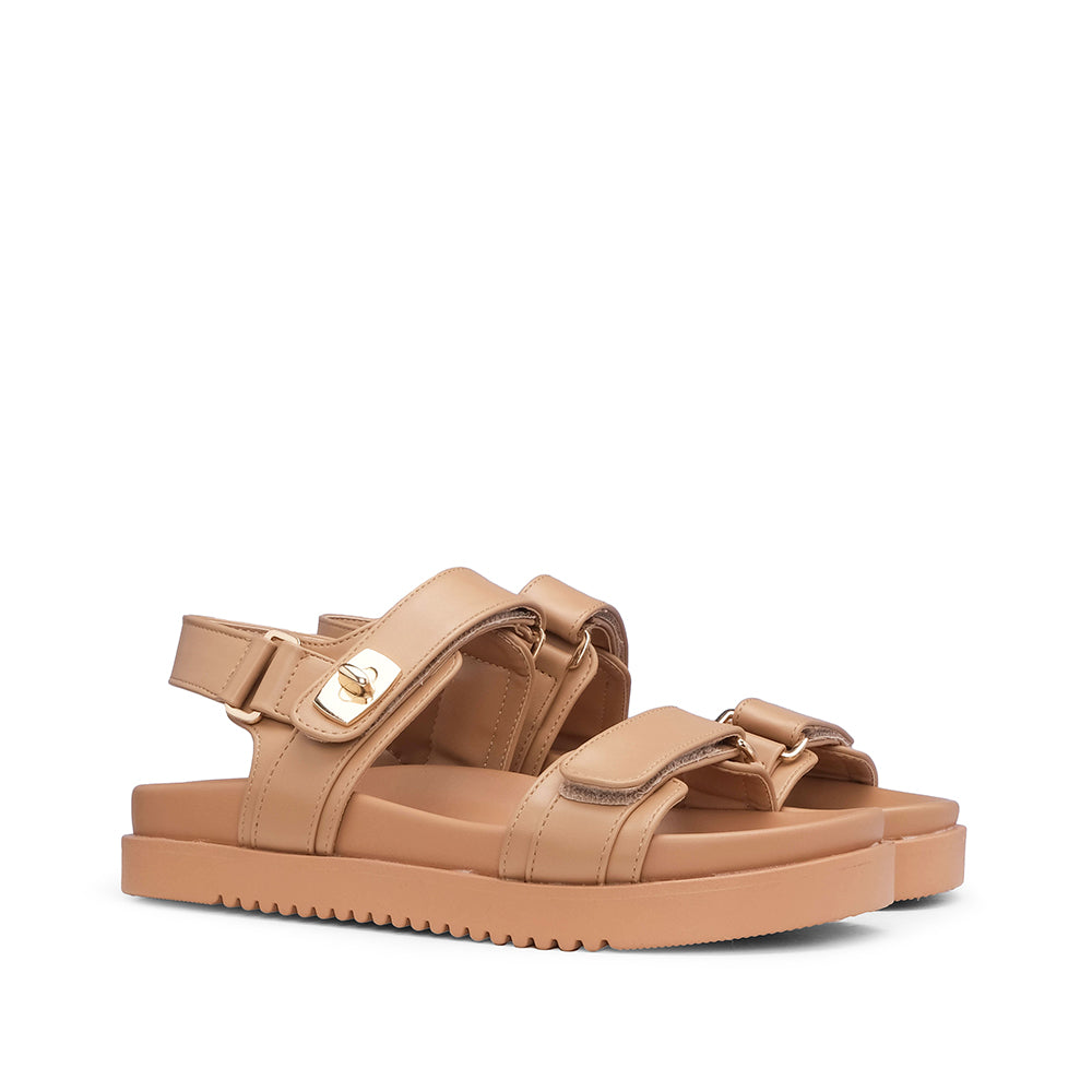 Sandalias planas de tacón color camel para mujer