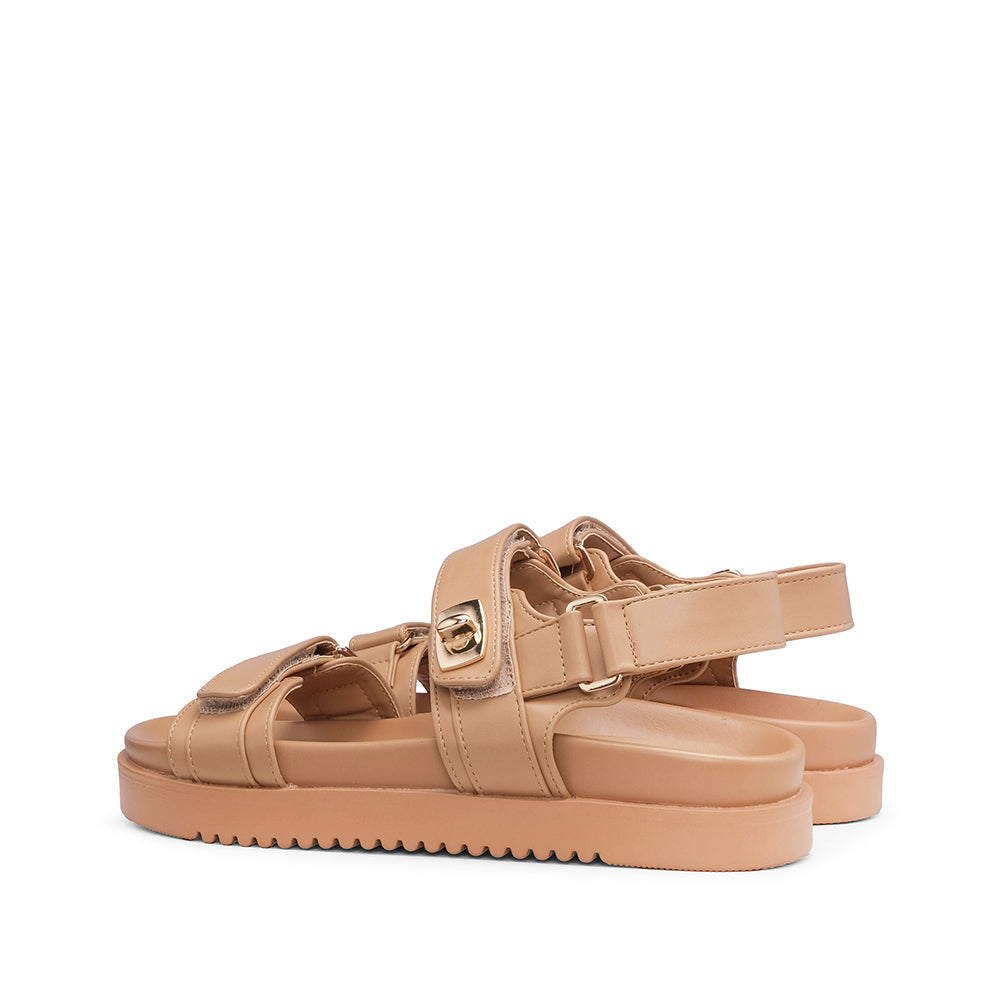 Sandalias planas de tacón color camel para mujer