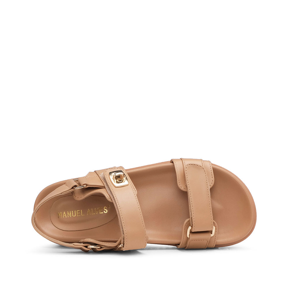 Sandalias planas de tacón color camel para mujer