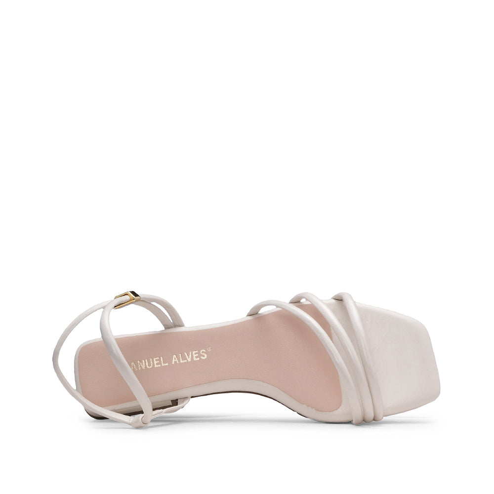 Sandalias planas de tacón beige para mujer
