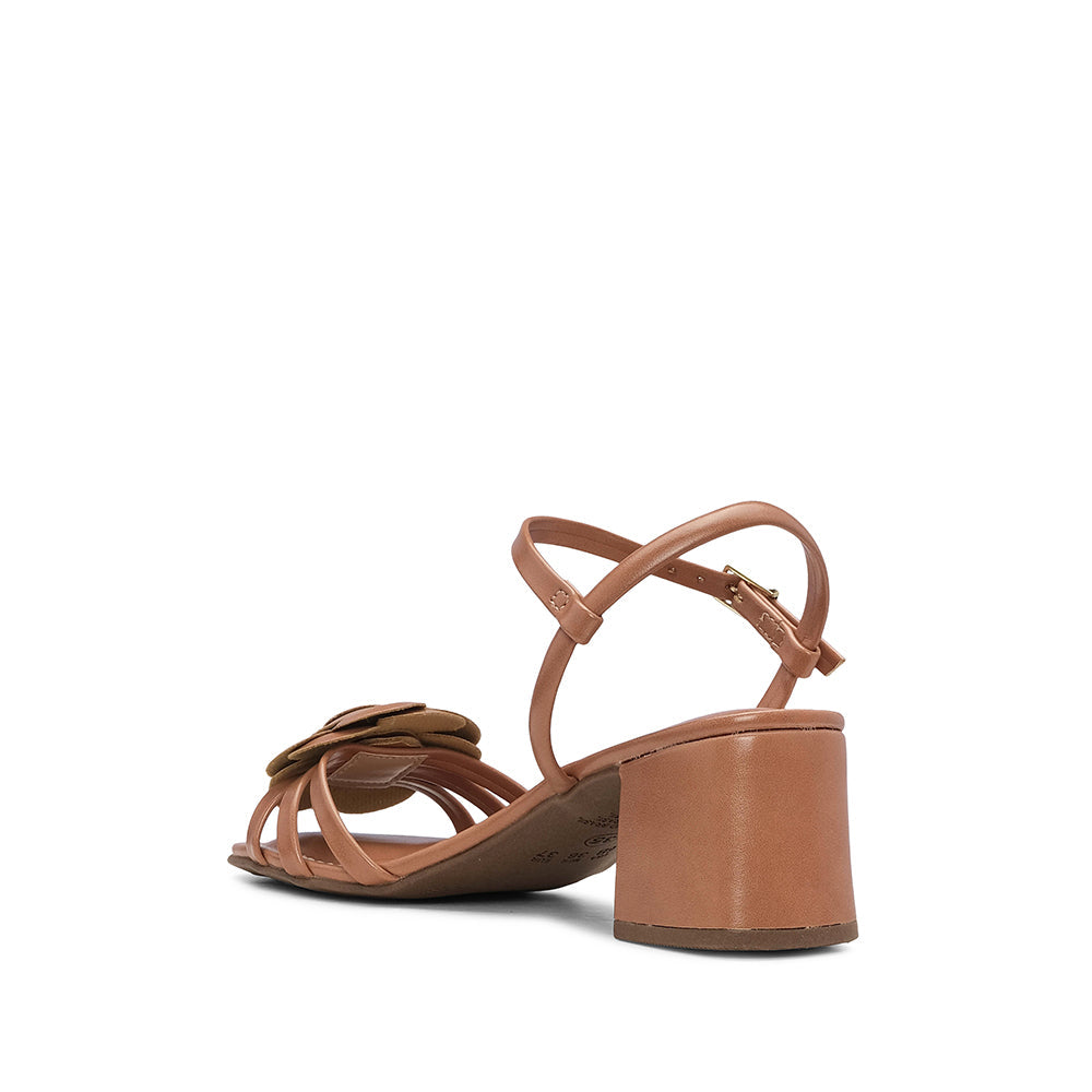 Sandalia de tacón medio color piel para mujer