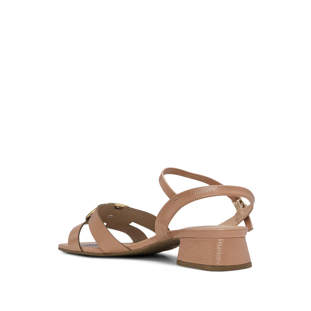 Sandalia de tacón medio para mujer en charol color nude