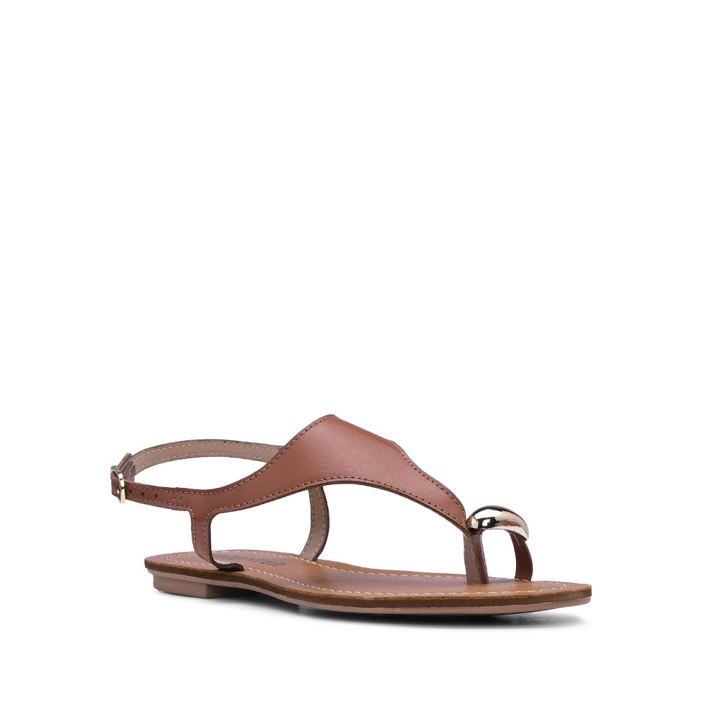 Sandalia de tacón plano para mujer color camello