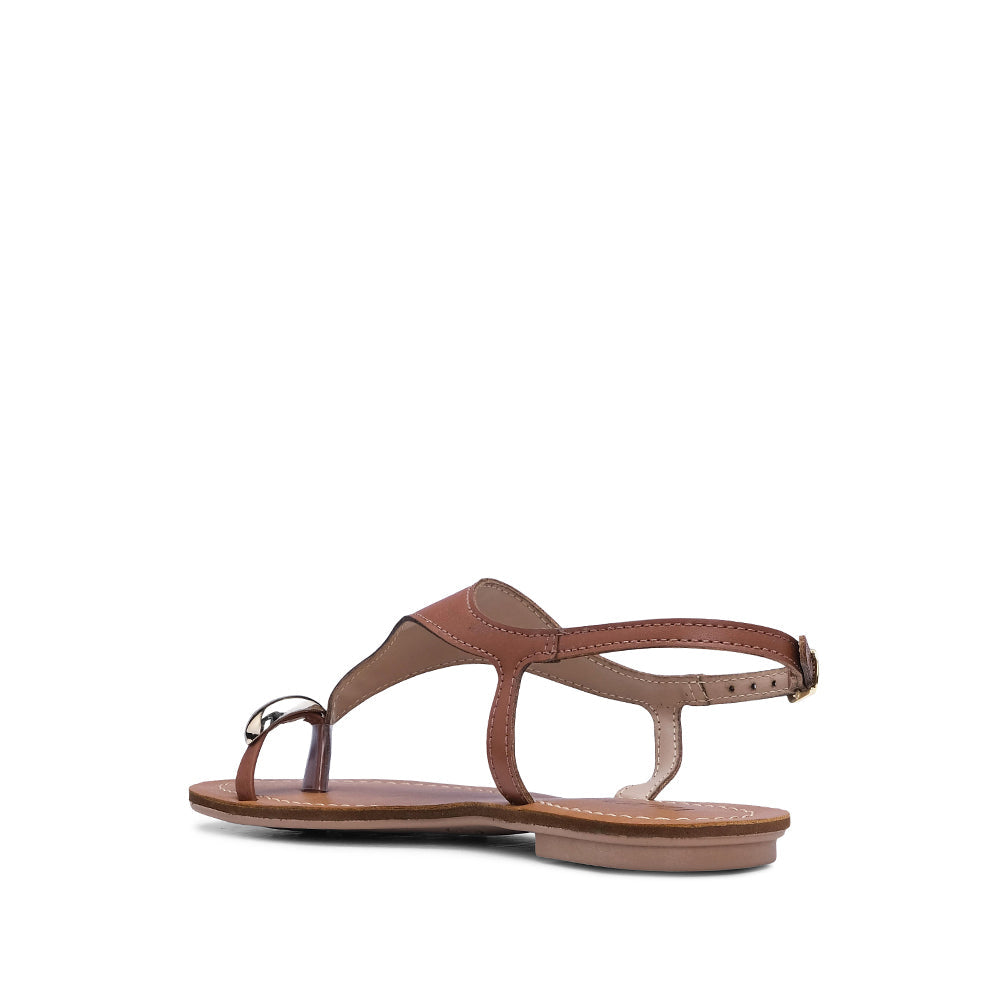 Sandalia de tacón plano para mujer color camello