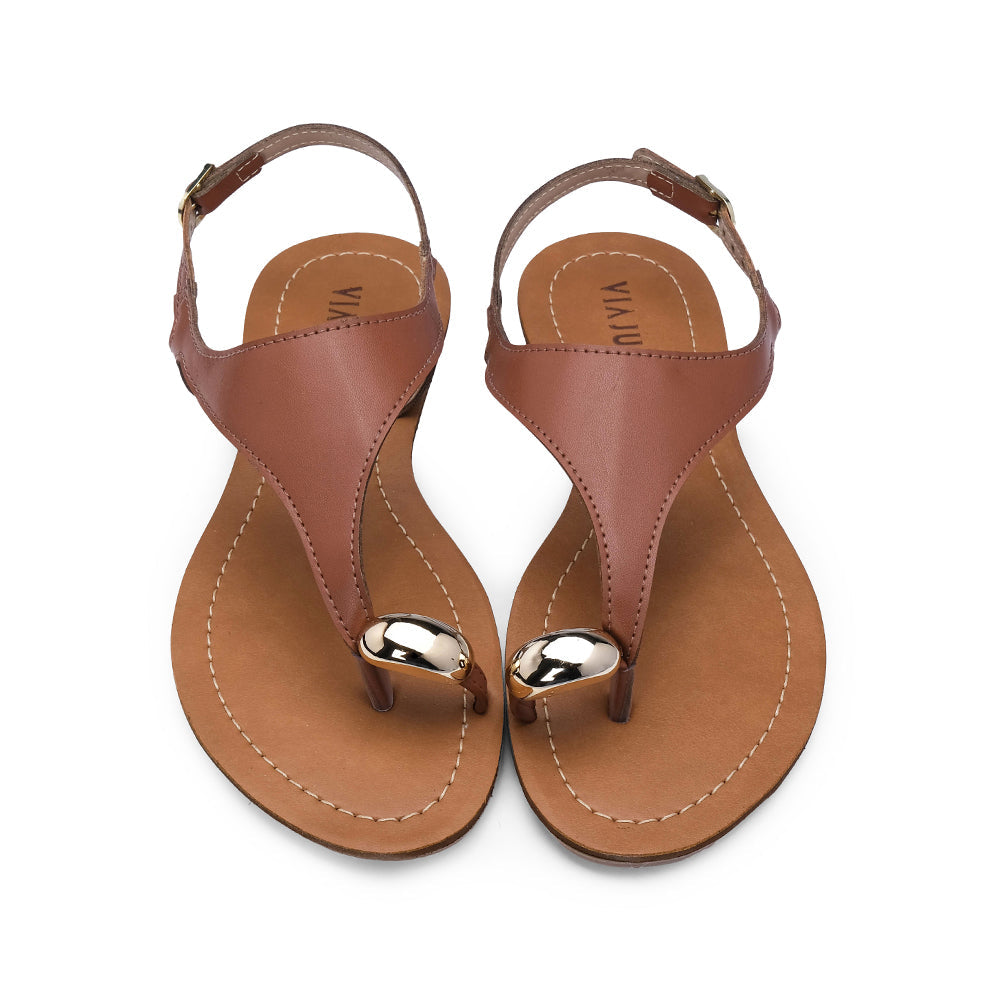 Sandalia de tacón plano para mujer color camello