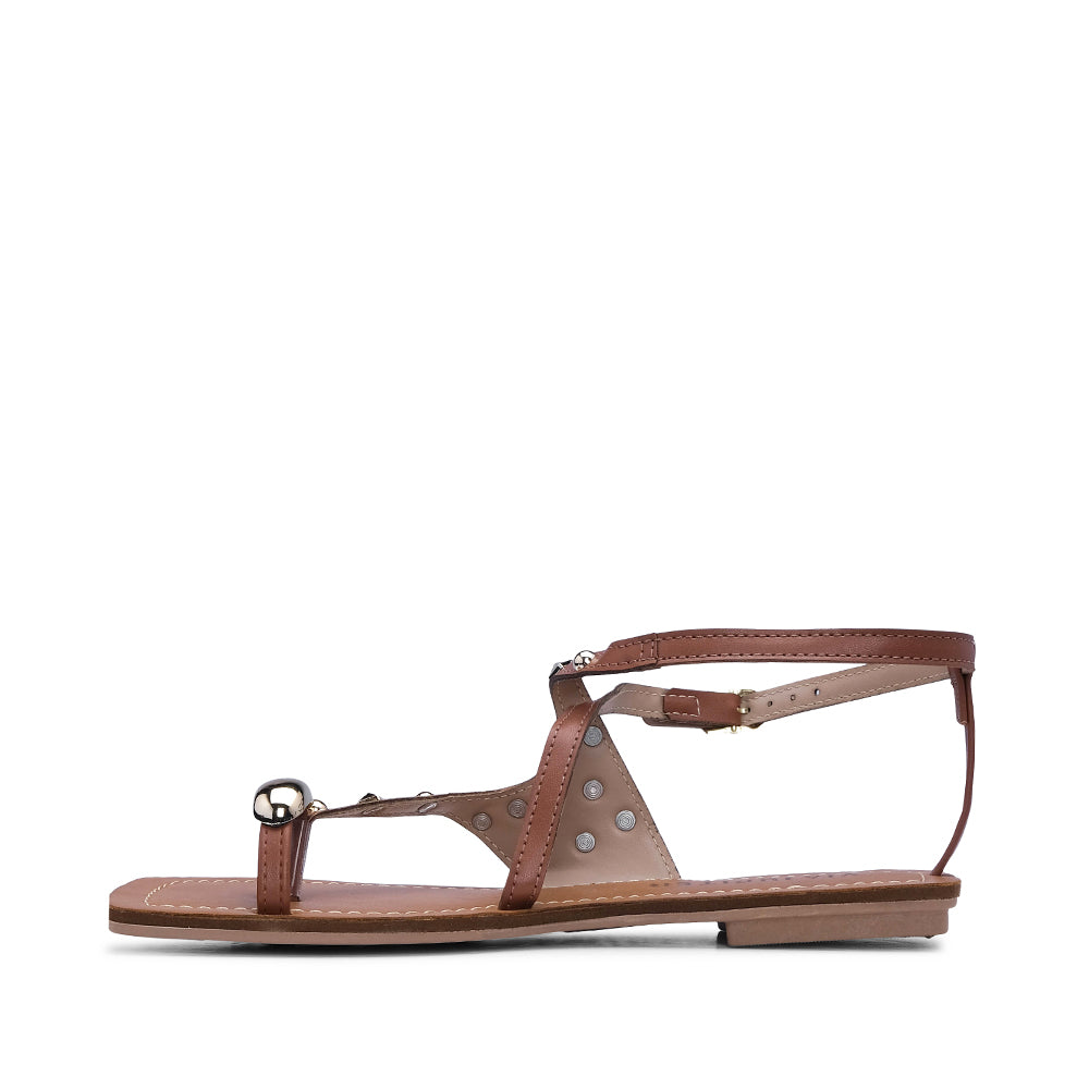 Sandalia de tacón plano para mujer color camello