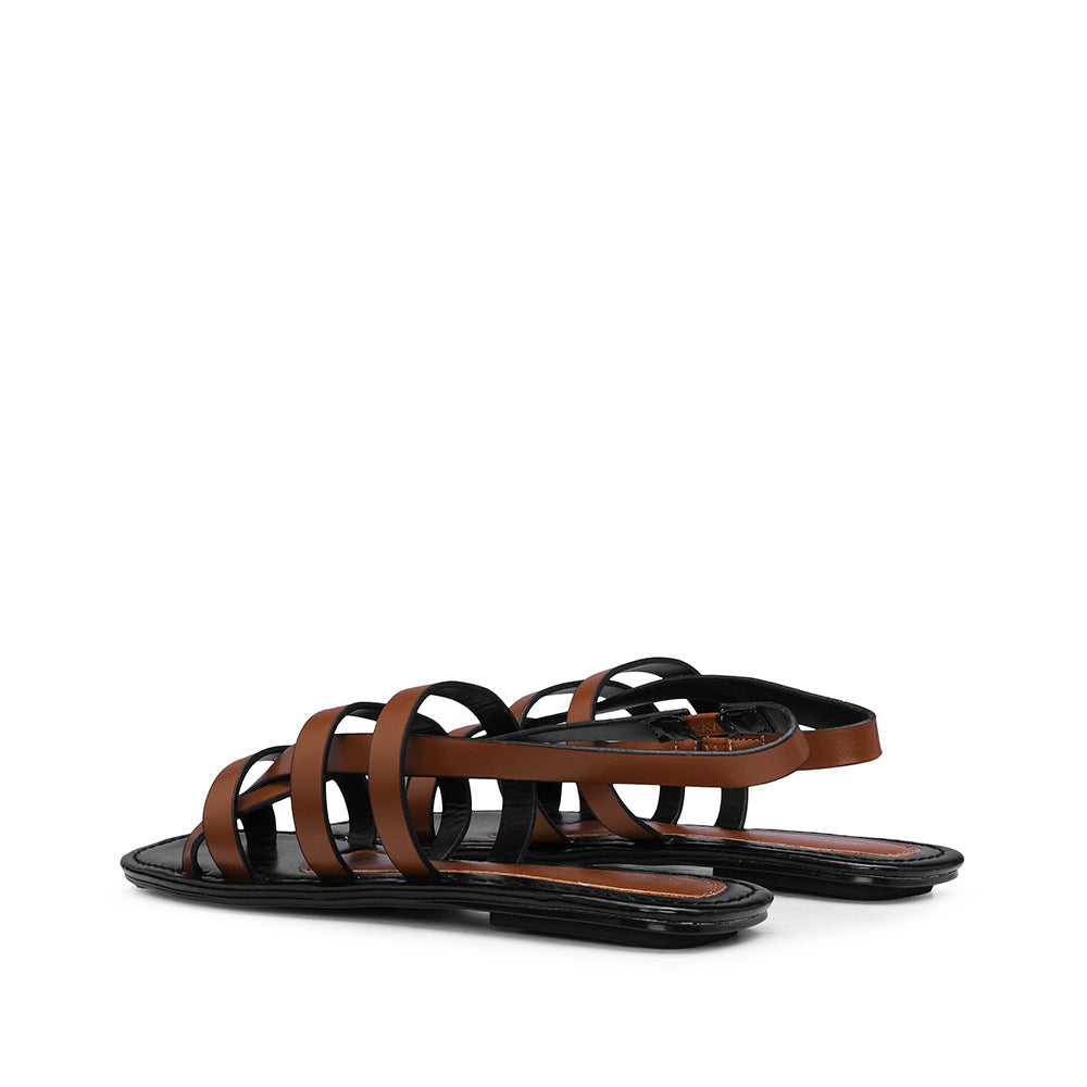 Sandalias planas de tacón color camel para mujer