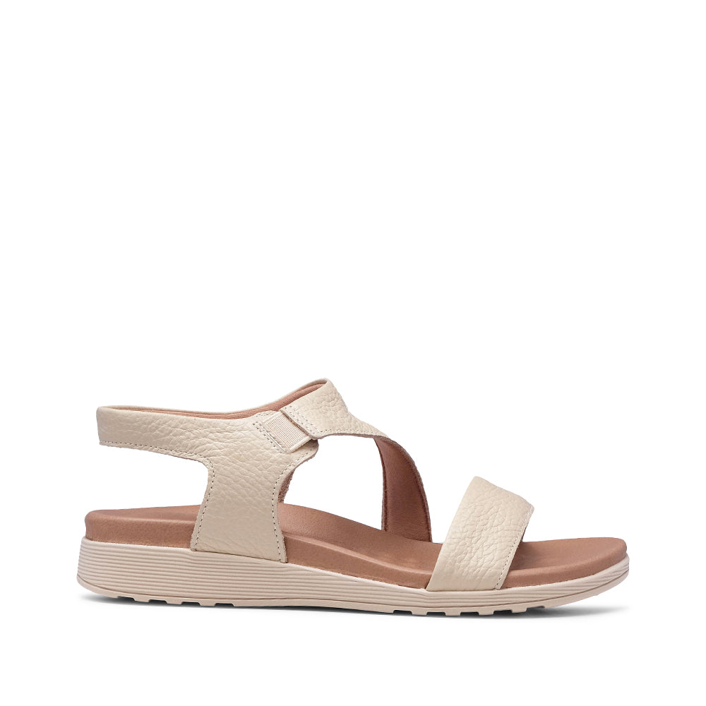Sandalia de tacón plano para mujer en piel beige