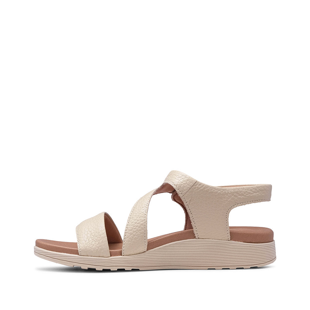 Sandalia de tacón plano para mujer en piel beige