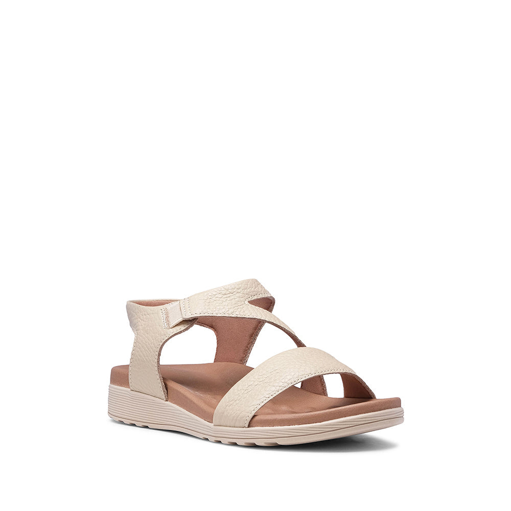 Sandalia de tacón plano para mujer en piel beige