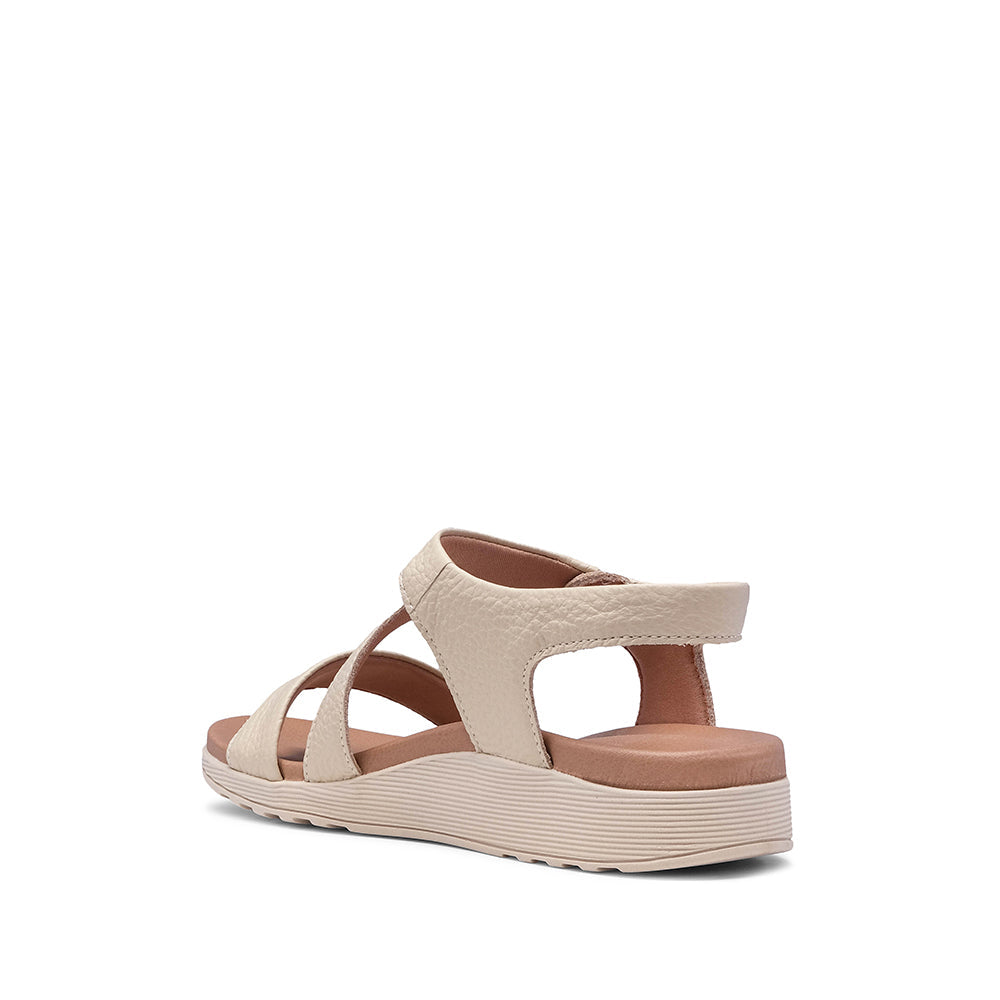 Sandalia de tacón plano para mujer en piel beige