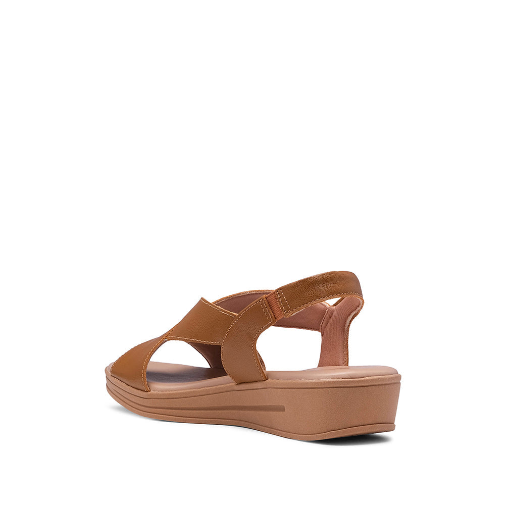 Sandalia de tacón medio para mujer en piel color camel