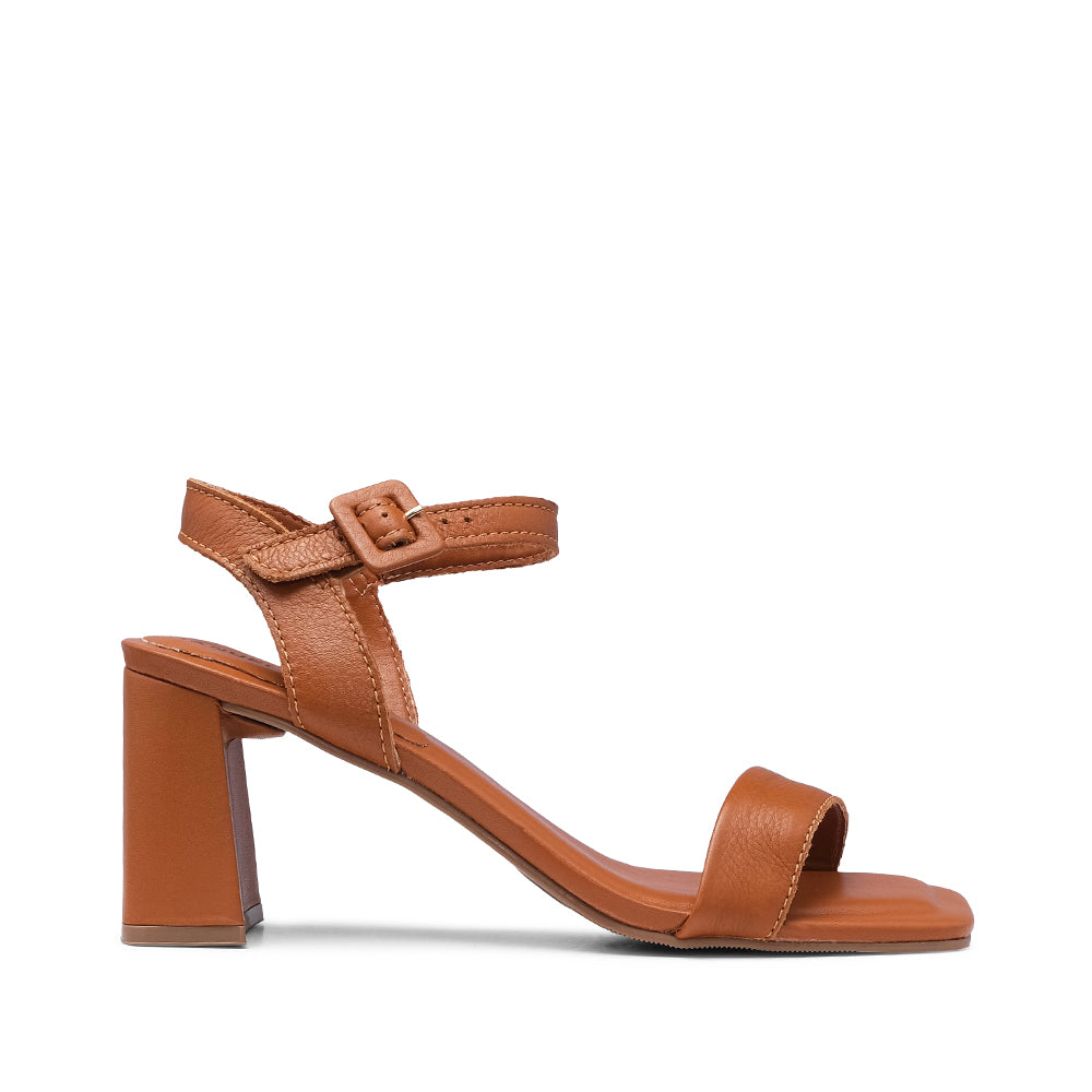 Sandalia de tacón alto para mujer en piel color camel
