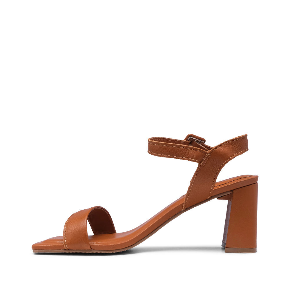 Sandalia de tacón alto para mujer en piel color camel