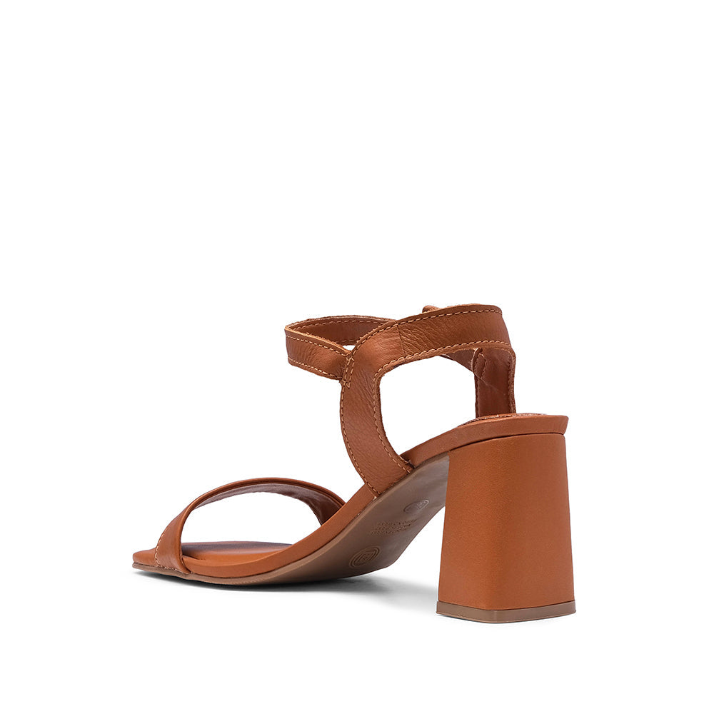 Sandalia de tacón alto para mujer en piel color camel