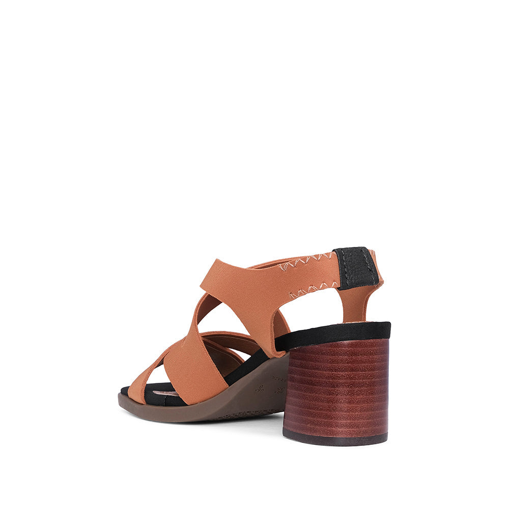 Sandalia textil de tacón medio para mujer color camel