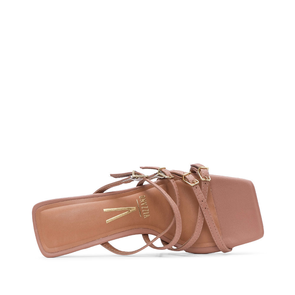 Sandalia de tacón medio color piel para mujer